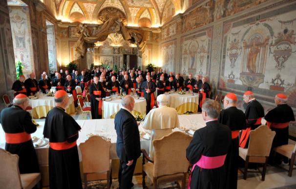 Benedicto XVI dice que no se siente solo y que la Iglesia está herida