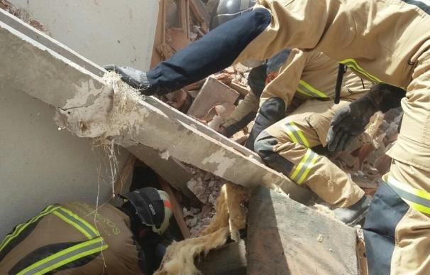 Laborioso rescate de dos albañiles en el derrumbe de una casa en Nuévalos