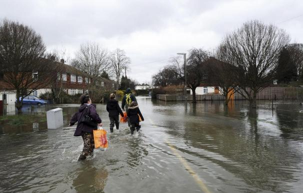 Unas 30.000 viviendas sin electricidad y amaina el temporal en Inglaterra