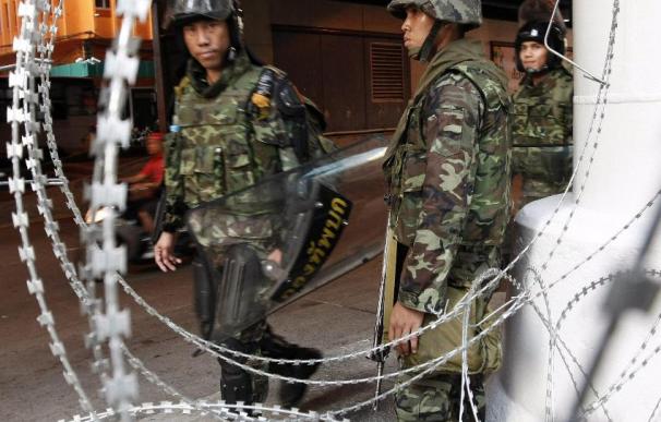 Soldados armados ocupan el distrito financiero de Bangkok para protegerlo