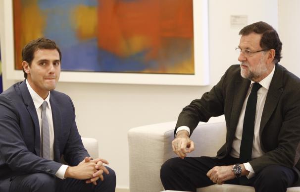 Rajoy recibe mañana a Pablo Iglesias y Albert Rivera en Moncloa para explorar las posibilidades de formar Gobierno