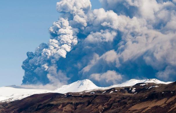 La erupción del volcán al sur de Islandia se mantiene estable