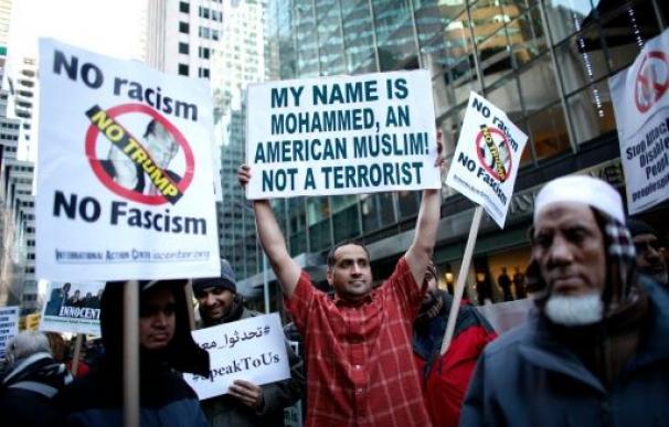 Un grupo de musulmanes participan en una manifestación frente a la 'Trump Tower' de Nueva York, el 20 de diciembre de 2015 (AFP)