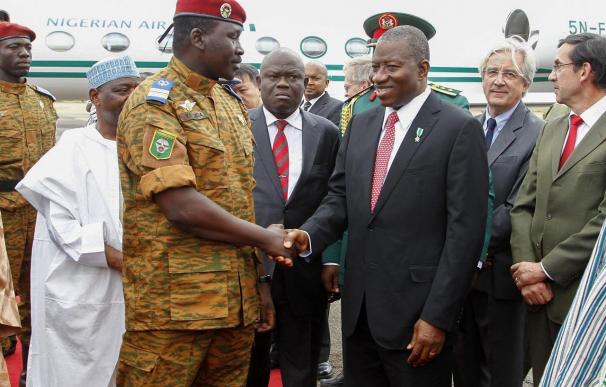 Los presidentes de África del Este negocian las bases de un gobierno civil en Burkina Faso
