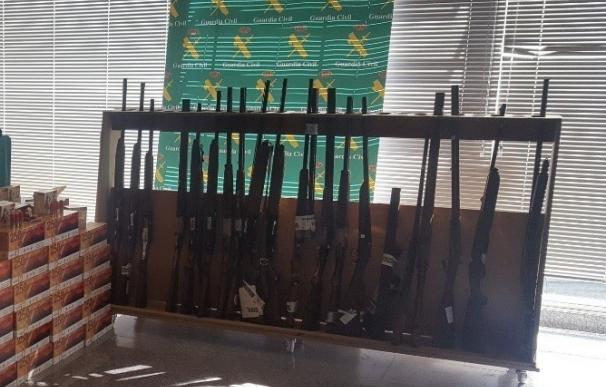 La Guardia Civil denuncia a los dueños de las armas encontradas en un taller clandestino de Tomiño (Pontevedra)