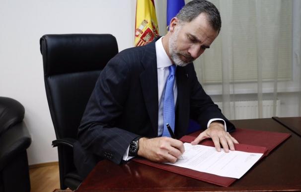 El Rey firma en Astaná el Real Decreto de concesión a Ignacio Echeverría de la Gran Cruz del Mérito Civil
