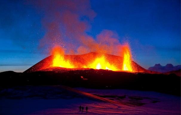 Las cenizas de volcán islandés perturban el tráfico aéreo en el Reino Unido