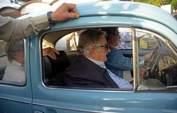 En la imagen, el presidente uruguayo José Mujica a bordo de su viejo Volkswagen