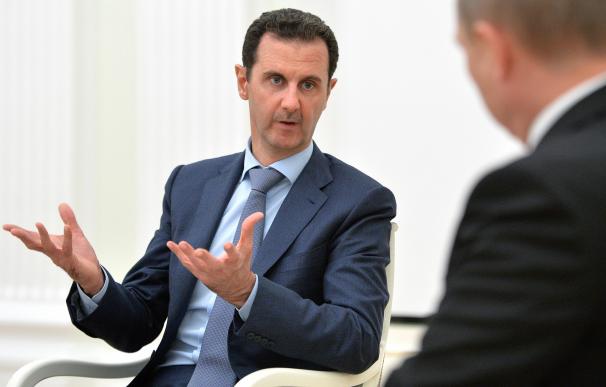 Syrian President Bashar al-Assad speaks with his R