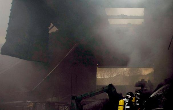 Un incendio de grandes dimensiones arrasa una fábrica en Bergara (Guipúzcoa)