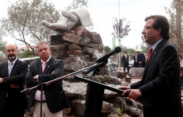 Vara inaugura en Oliva un monumento que agradece el apoyo de Barrancos