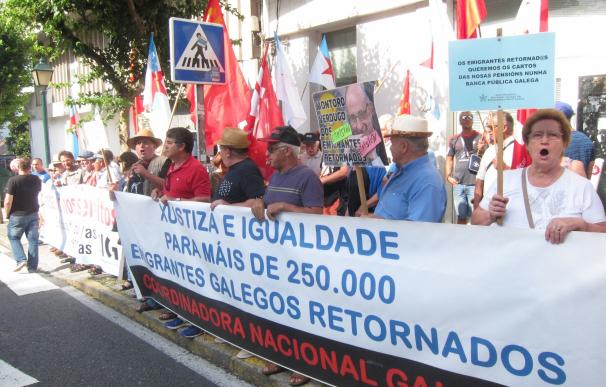 Jubilados entregan más de 14.000 firmas en el Parlamento gallego contra los recortes de pensiones
