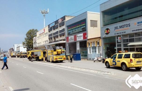 Los bomberos extinguen un incendio en una tienda-taller de motos en Avilés