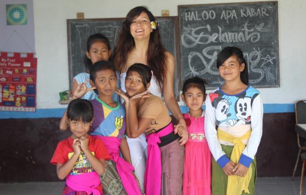La estilista murciana Carmen Martínez lleva su proyecto 'Tijeras solidarias' a Bali