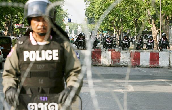Policías tailandeses vigilan la sede del Parlamento mientras el primer ministro tailandés, Abhisit Vejjajiva, se encuentra en su interior en Bangkok (Tailandia). EFE.