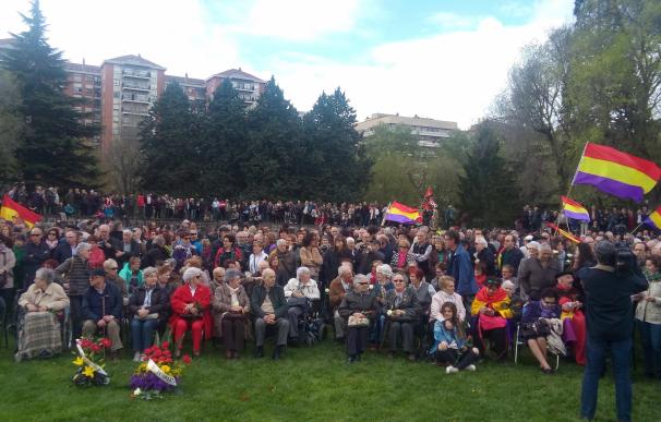 Cientos de personas recuerdan en Pamplona a las víctimas de la Guerra Civil y el franquismo
