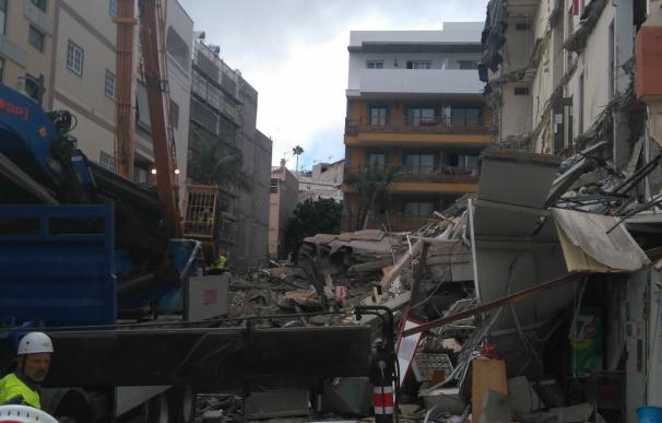 Los servicios de rescate localizan un sexto cuerpo entre los escombros del edificio de Los Cristianos (Tenerife)