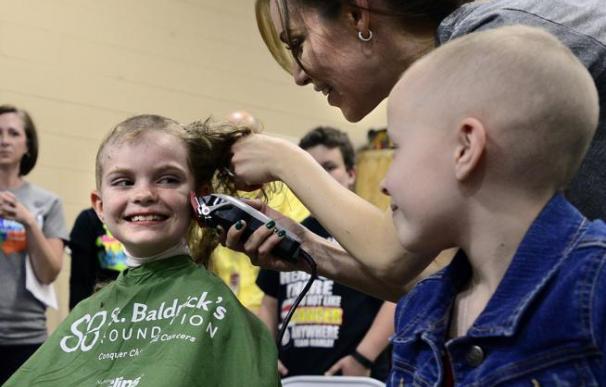 80 niños se rapan el pelo para recibir a su amiga con cáncer de vuelta al cole