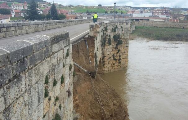 Las lluvias provocan la caía de parte de la barandilla del puente de piedra de Villamuriel de Cerrato en Palencia