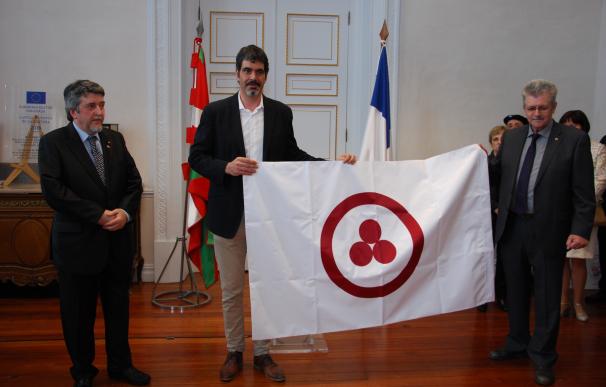 Goia recibe la Bandera de la Paz Cultural de manos del Centro Nicolás K. Roerich de Moscú y Roerich Etxea
