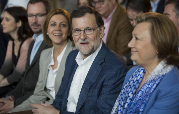 Rajoy dice que el acuerdo que busca Sánchez con Podemos es una "amalgama de partidos letal" para España