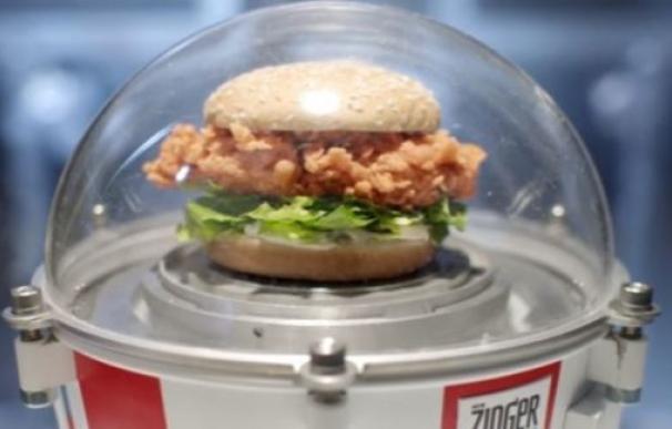 KFC lanza su hamburguesa de pollo en los restaurantes... y en la estratosfera