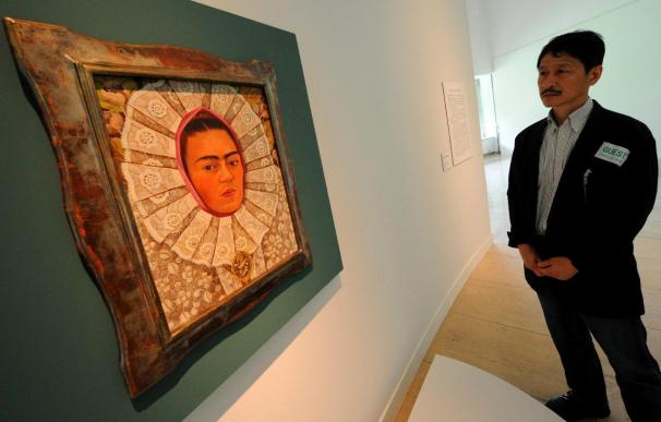 Kahlo toma Berlín con una gran retrospectiva que bucea en su poético universo