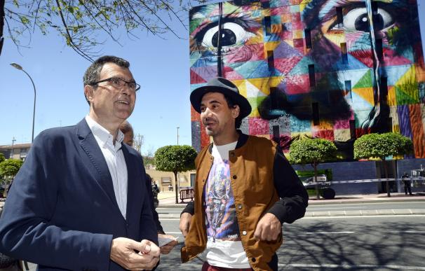 Kobra rubrica su retrato 'urbano' de Dalí en la fachada del Puertas de Castilla y concluye su primera obra en España