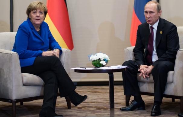 Merkel se reúne este martes con Putin en su primera visita a Rusia en dos años