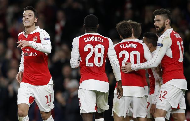 Arsenal's German midfielder Mesut Ozil (L) celebra
