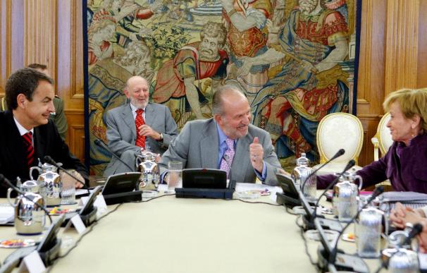 El Rey preside la reunión preparatoria de los bicentenarios con Zapatero y González