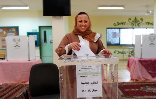 Mujer saudí votando en las elecciones municipales