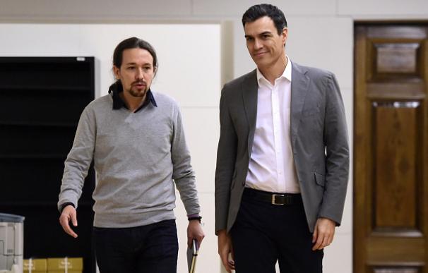Pablo Iglesias conversa con Pedro Sánchez
