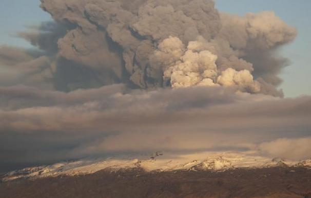 El espacio aéreo de más de 20 países afectado por la nube de cenizas del volcán que se dirige al sureste
