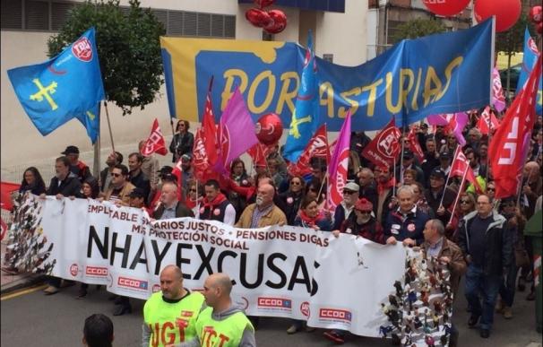 UGT y CCOO salen a la calle en Avilés para reclamar que la recuperación económica llegue a los trabajadores
