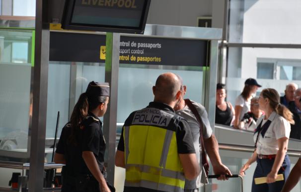 La Policía Nacional refuerza con más de 20 agentes los servicios en el Aeropuerto de Barcelona-El Prat por las colas