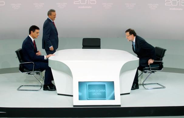 Rajoy sentándose antes del comienzo del debate cara a cara (Foto: José González)