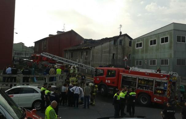 Alcalde de Bilbao dice que el edificio incendiado en Zorroza está colapsado y hay riesgo de que se derrumbe