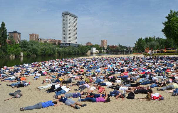 Mil personas representan cuerpos ahogados en las Moreras de Valladolid para denunciar la situación de los refugiados