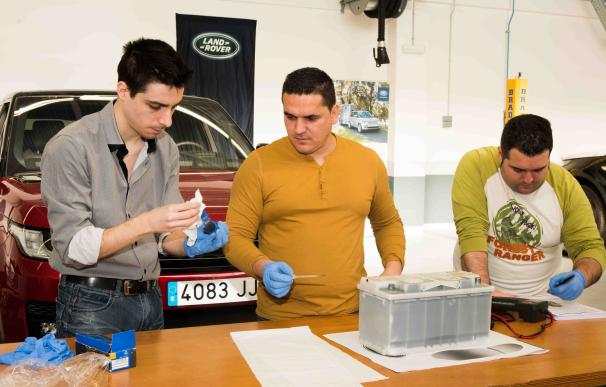 Más de 200 desempleados de Málaga y Barcelona participan en el programa de Cruz Roja Española financiado por Land Rover