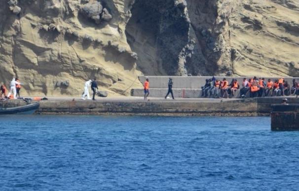 Rescatada una patera con 35 personas a punto de hundirse en las inmediaciones de la isla de Alborán