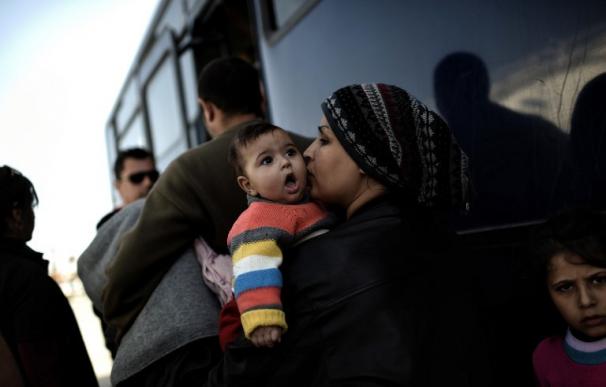 Una madre y su hijo, refugiados rumbo a Turquía.