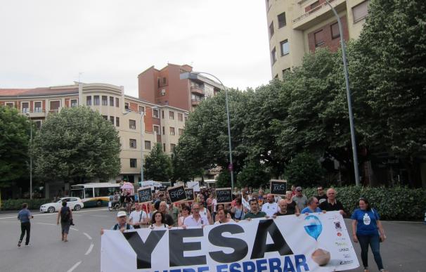 Una manifestación reclama en Pamplona la "paralización" del recrecimiento de Yesa y un "informe internacional"