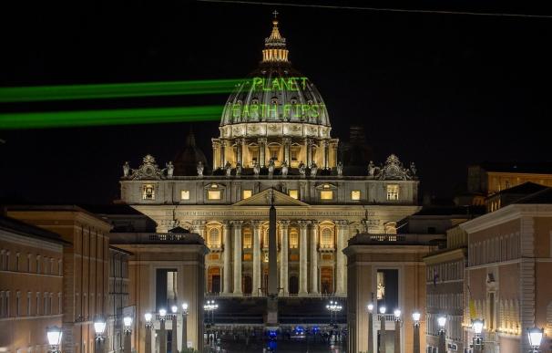 Greenpeace proyecta un mensaje para Trump en la cúpula de la Basílica de San Pedro: "La Tierra primero"