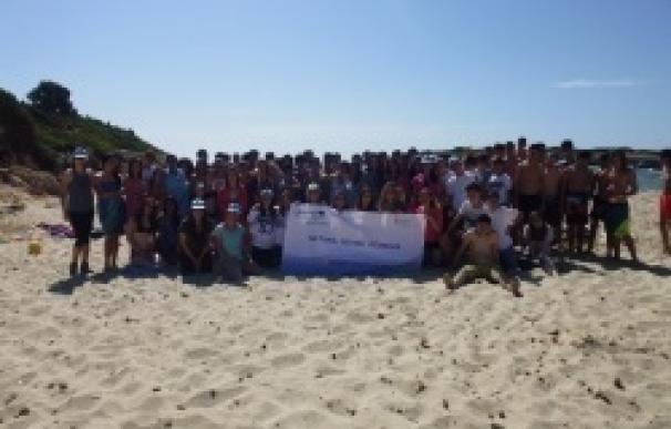 Un centenar de alumnos del IES Manacor recogen 53,8 kilos de basura en Calas de Mallorca