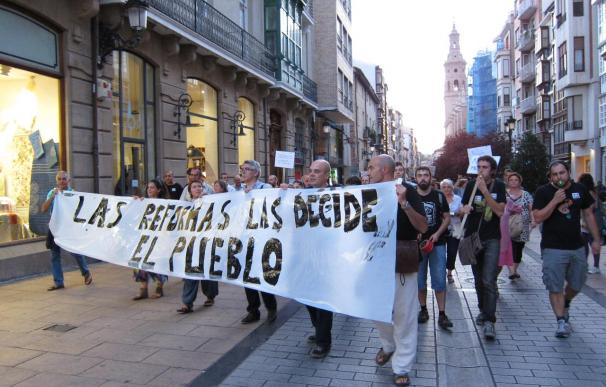 Unos 500 'indignados' protestan en una 'cacerolada' por las calles de Logroño contra la reforma