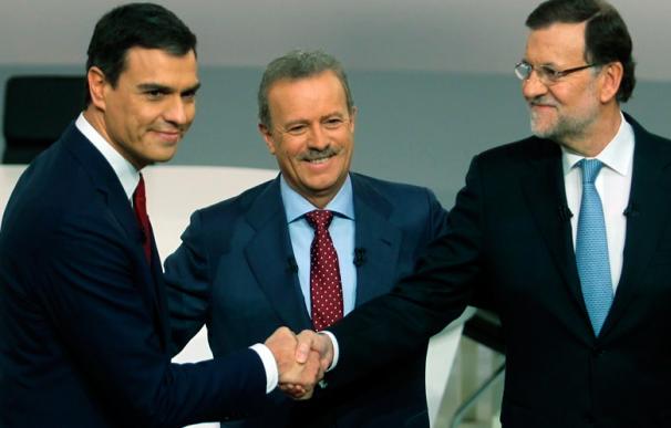 Sánchez y Rajoy se saludan ante Manuel Campo Vidal (Foto: José González)