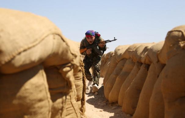 Guerreras kurdas luchan contra el 'EI' al noroeste de Siria