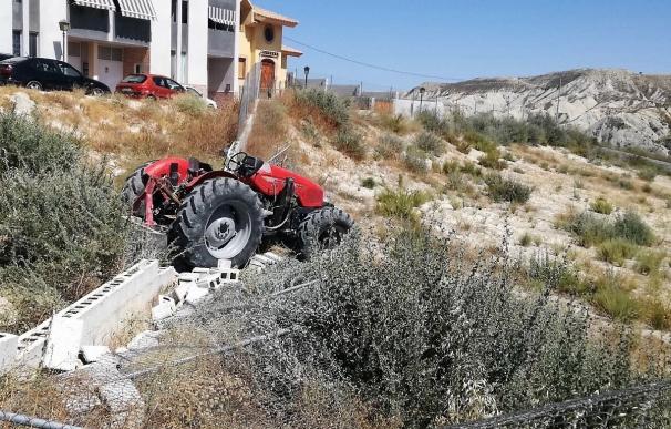 Herido tras salirse de la vía el tractor agrícola que conducía y caer por un terraplén en Campos del Río