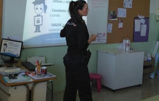 La Policía Nacional imparte charlas sobre ciberacoso y otros riesgos de Internet en colegios de Baleares